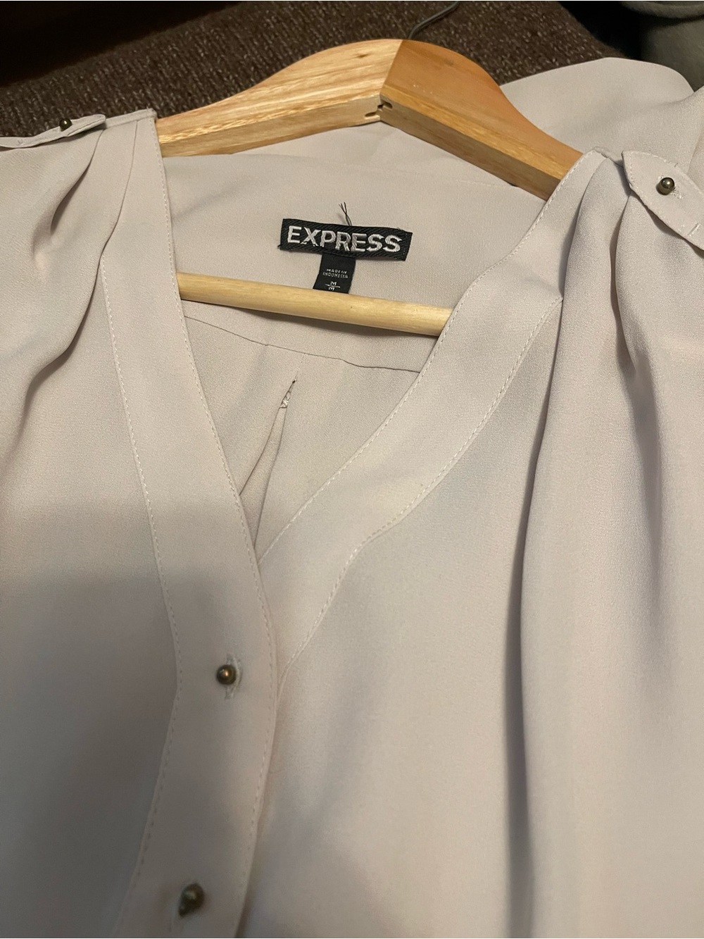 Express Women's Soft Beige/Champagne  V-Neck Button-Front Blouse 🤍
